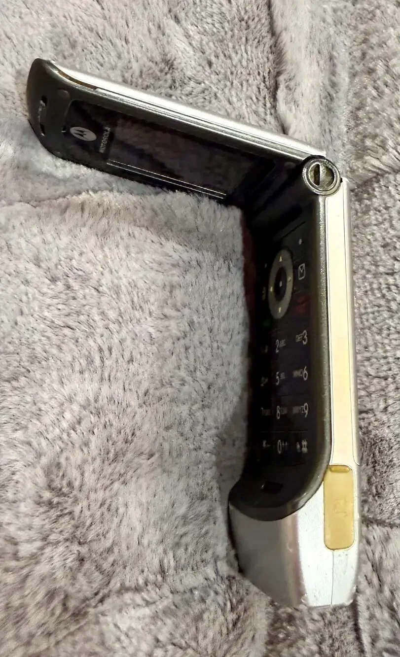 Motorola W376g TracFone Flip Phone Silver VGA Camera